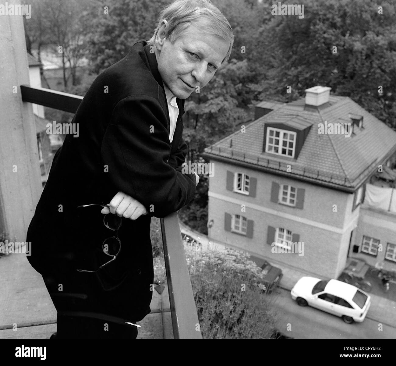 Enzensberger, Hans Magnus, * 11.11.1929, auteur / écrivain allemand, demi-longueur, sur le balcon de son appartement à Munich Schwabing, 1988, Banque D'Images