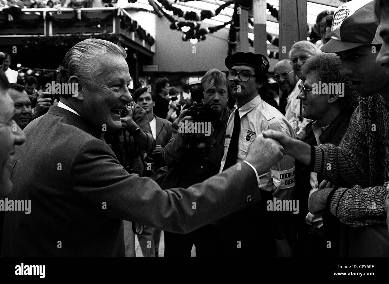 Streibl, Max, 6.1.1932 - 11.12.1998, politicien allemand (CSU), Premier ministre de la Bavière 19.10.1988 - 27.5.1993, ouverture de l'Oktoberfest, Schottenhamel Tent, Munich, début des années 1990, Banque D'Images