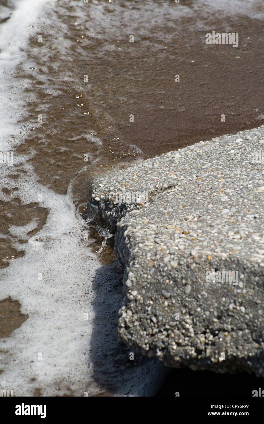 Gros rocher sur la mer Banque D'Images