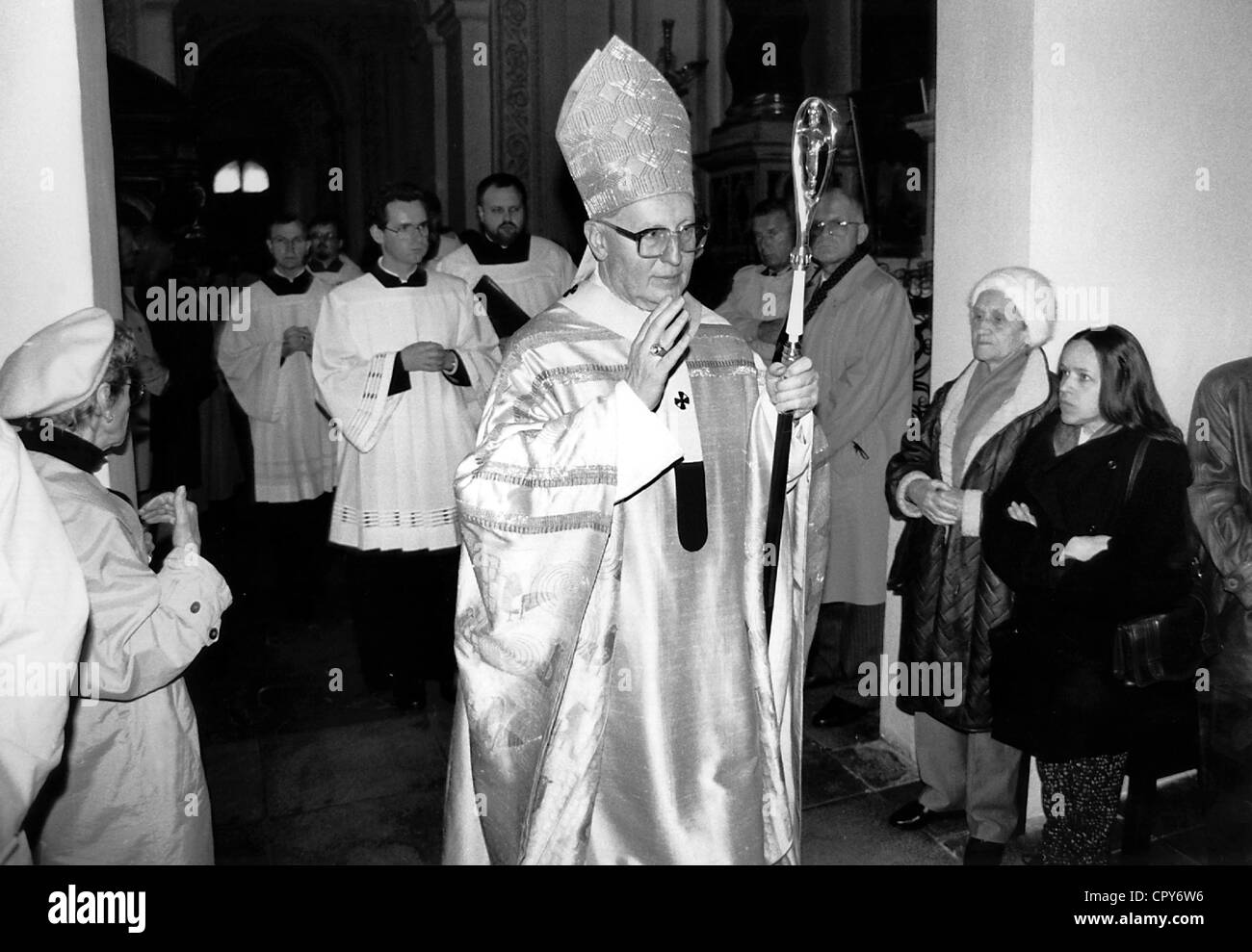 Wetter, Friedrich, * 20.2.1928, cardinal allemand, demi-longueur, lors d'une messe pontificale, bénédiction, Église théatine, Munich, Allemagne, dimanche de Pâques, 11.4.1993, Banque D'Images