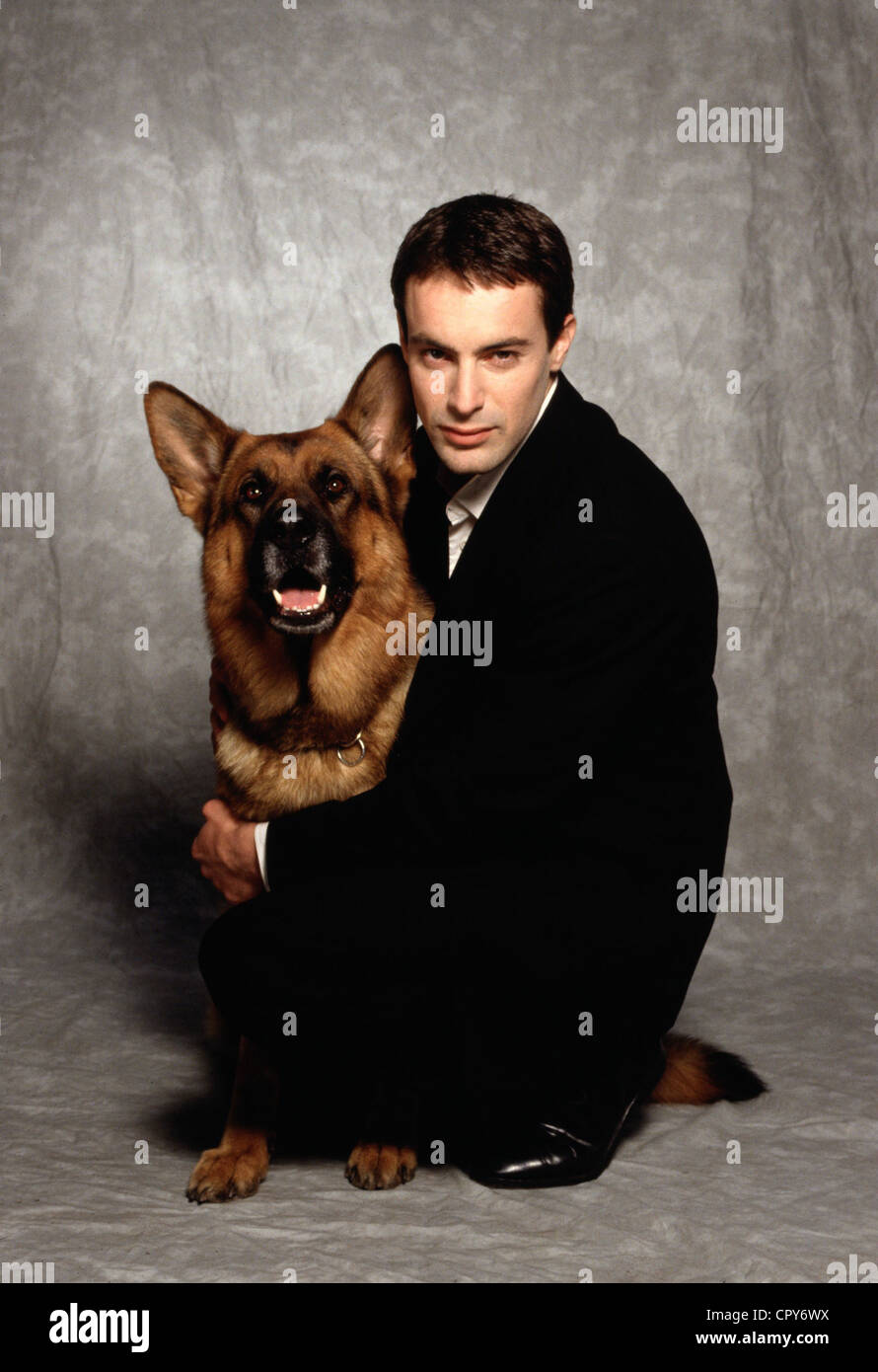 Burkhard, Gedeon, 3.7.1969, acteur allemand, demi-longueur, 1997, avec sheepdog, photo promotionnelle pour la série télévisée "Inspector Rex" (Allemand: Kommissar Rex), Banque D'Images
