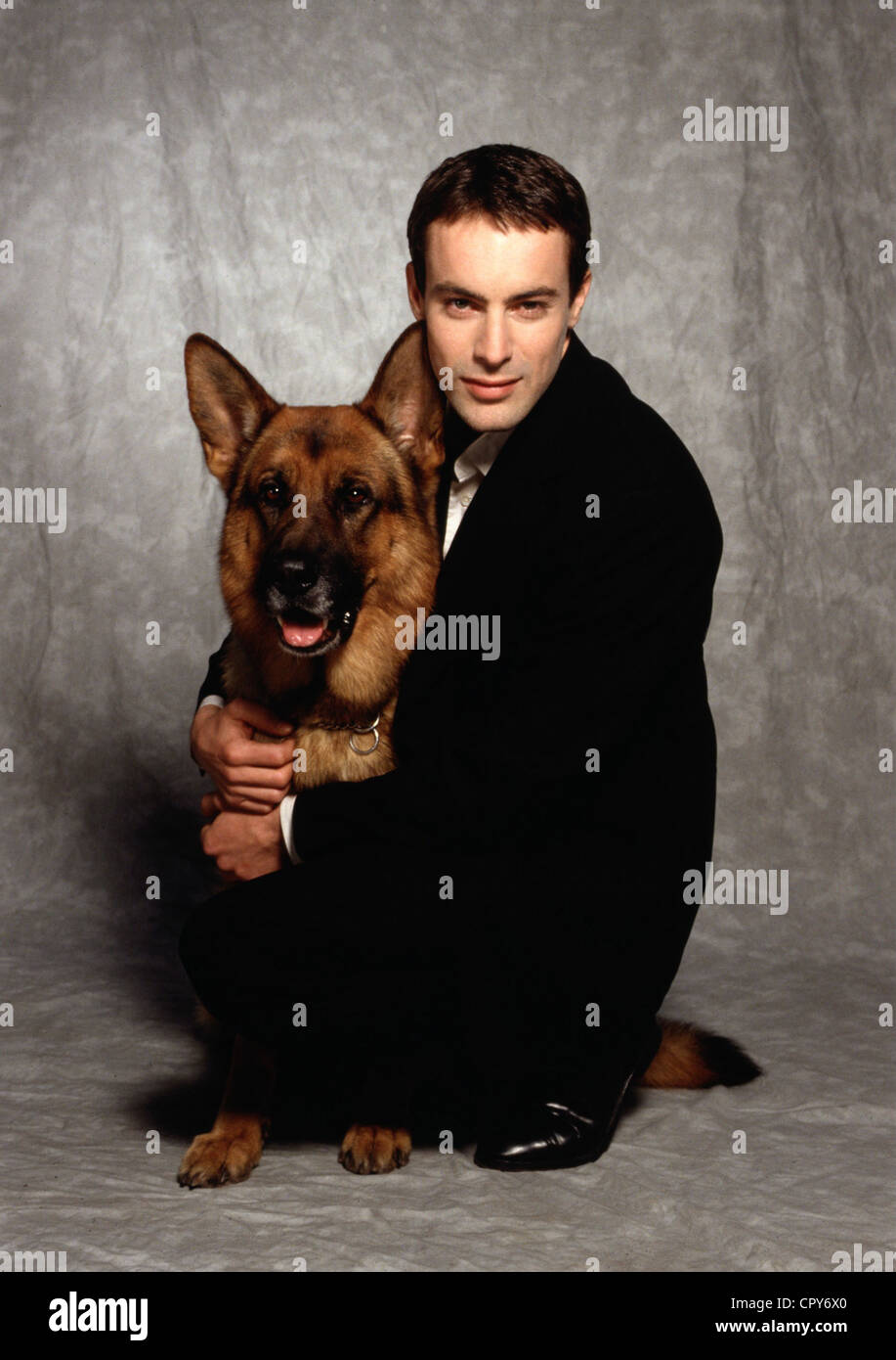 Burkhard, Gedeon, 3.7.1969, acteur allemand, demi-longueur, 1997, avec sheepdog, photo promotionnelle pour la série télévisée "Inspector Rex" (Allemand: Kommissar Rex), Banque D'Images