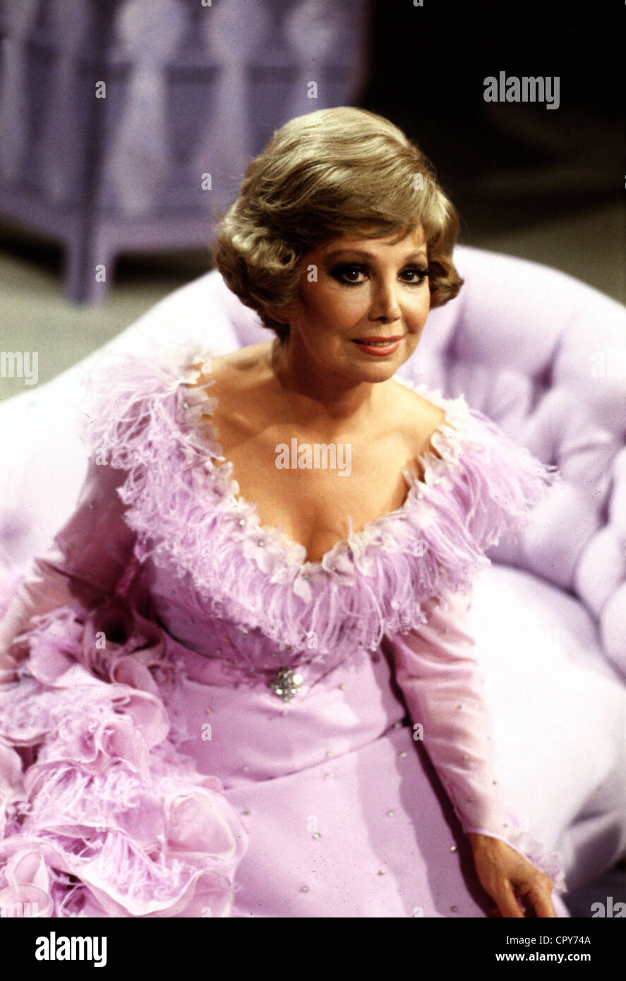 Rothenberger, Anneliese, 19.6.1926 - 24.5.2010, chanteuse allemande d'opéra (soprano), demi-longueur, assise, portant une robe de soirée rose, 1979, Banque D'Images