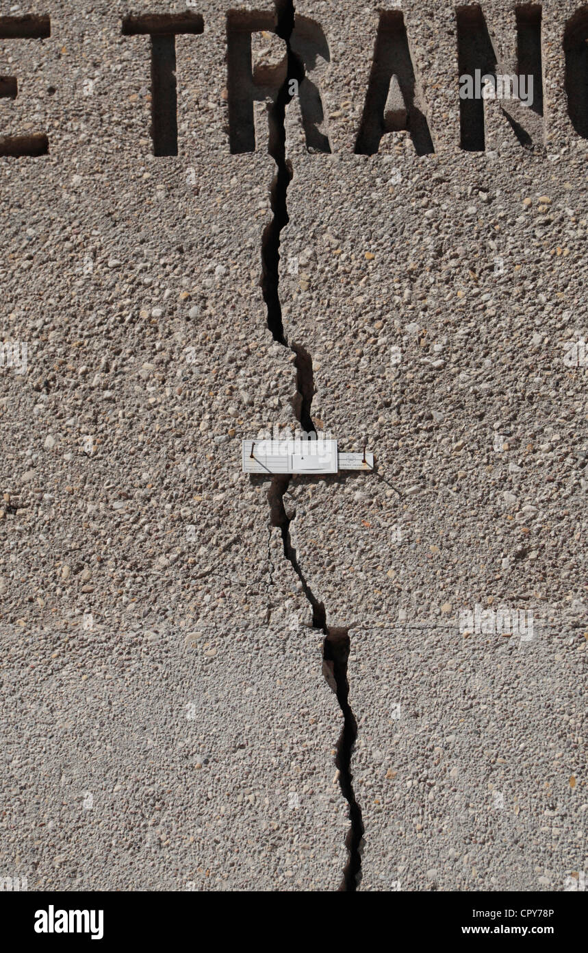 Une fissure moniteur sur une grande fissure verticale dans l'entrée de béton la Tranchée des Baïonnettes, près de Verdun, France. Banque D'Images