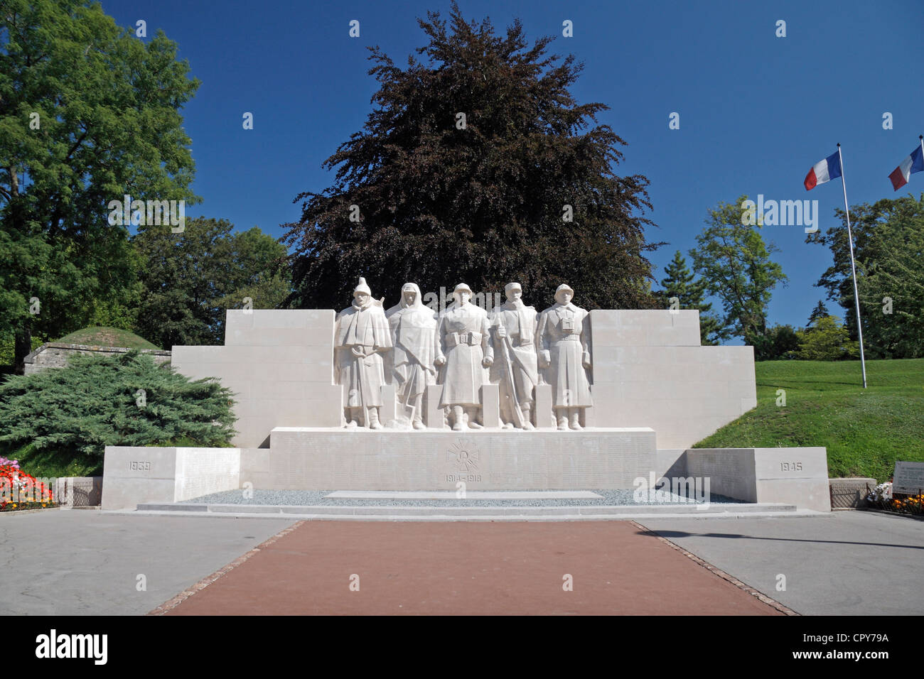 Le Monument aux Morts (les cinq défenseurs de Verdun), le mémorial de guerre de Verdun, Verdun, Meuse, département de la France. Banque D'Images