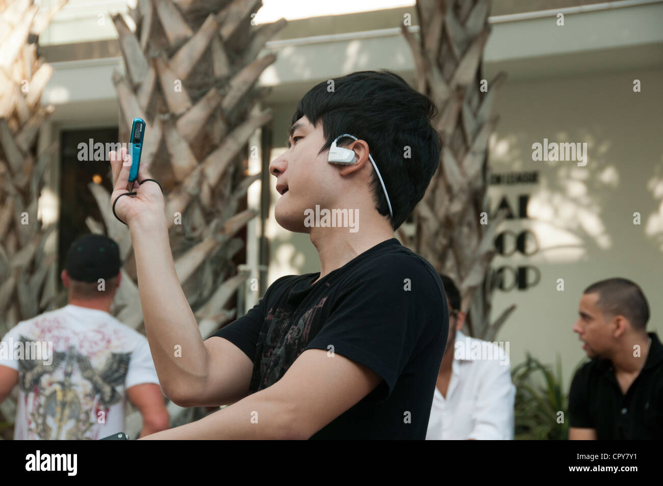 Adolescent de la hanche Collins Ave Miami. Banque D'Images