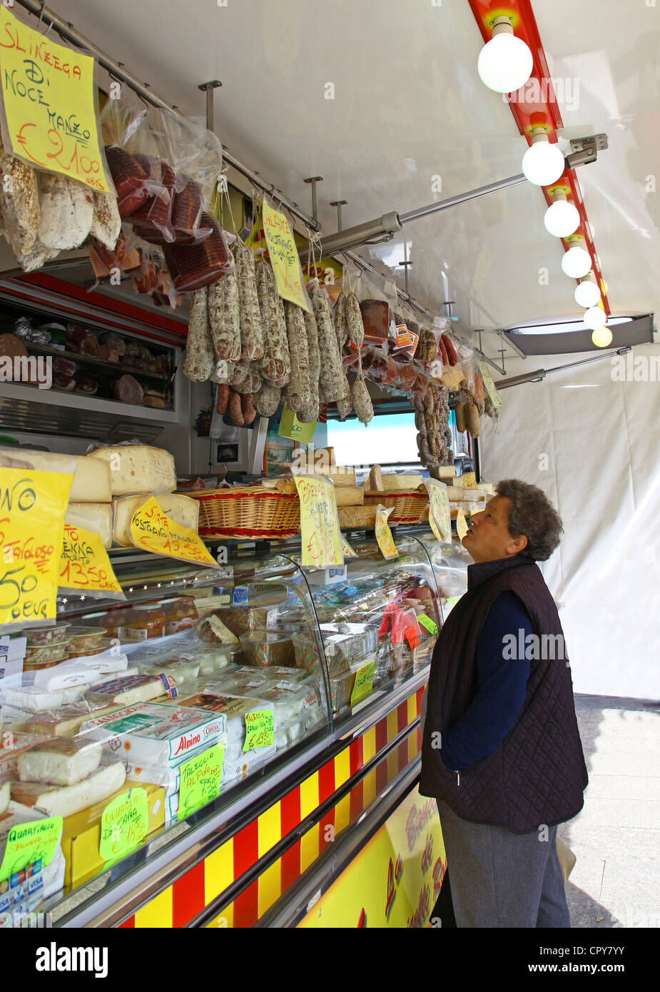 Les fromages et la viande pour la vente à un décrochage du marché mobile, Lenno Marché, Lac de Côme, les lacs italiens, Italie Banque D'Images