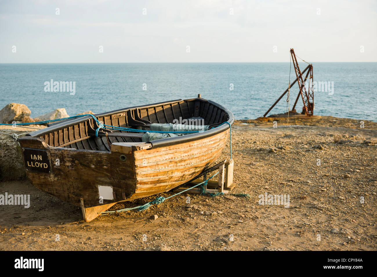 Bateau à rames en bois sur des terres à Portland Bill, Dorset, UK Banque D'Images