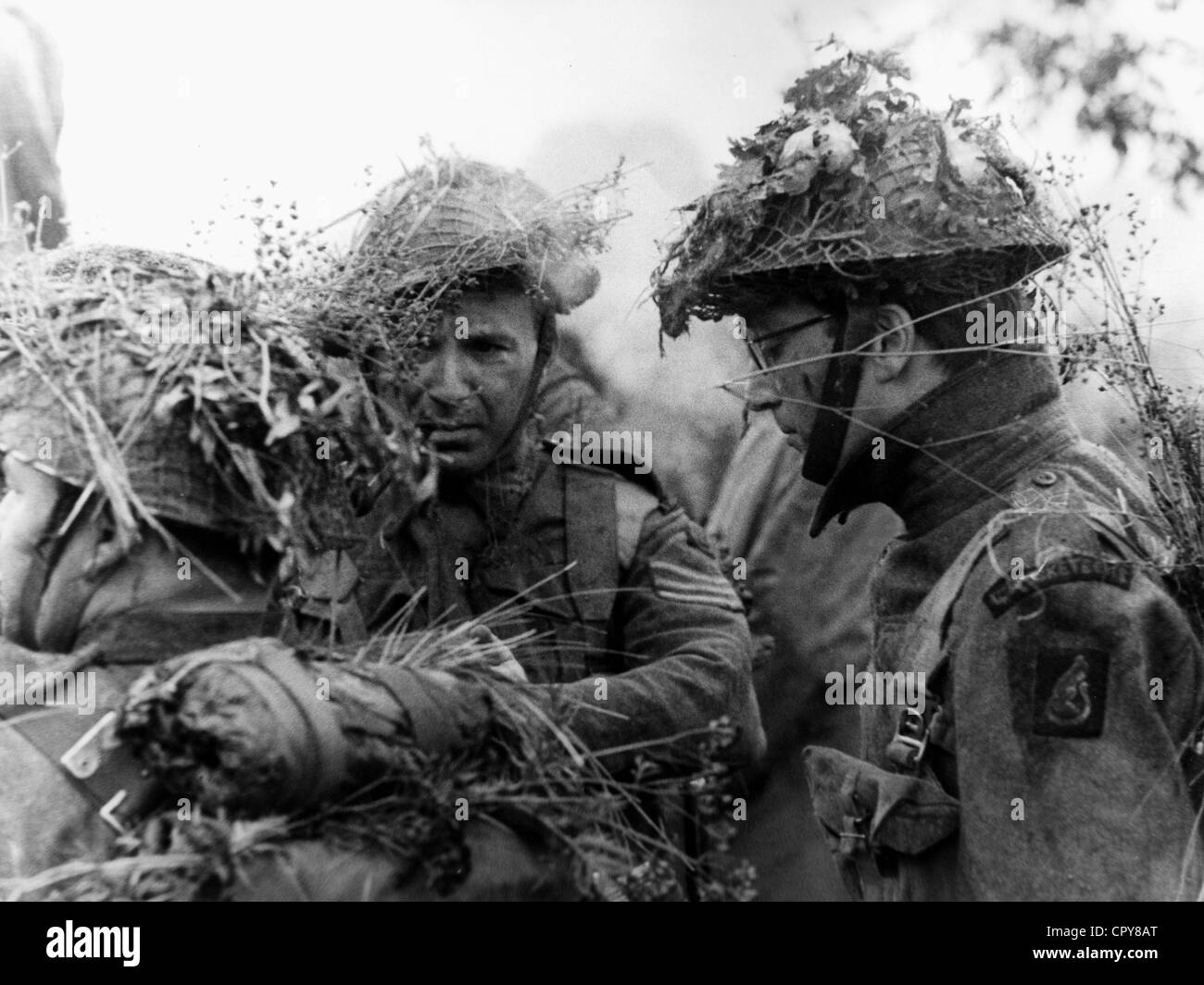 Lennon, John, 9.10.1940 - 8.12.1980, musicien britannique, lors du tournage du film "Comment j'Ai Gagné La guerre", Bergen OTAN Training ground, Allemagne, 1966, avec Lee Montague, , Banque D'Images