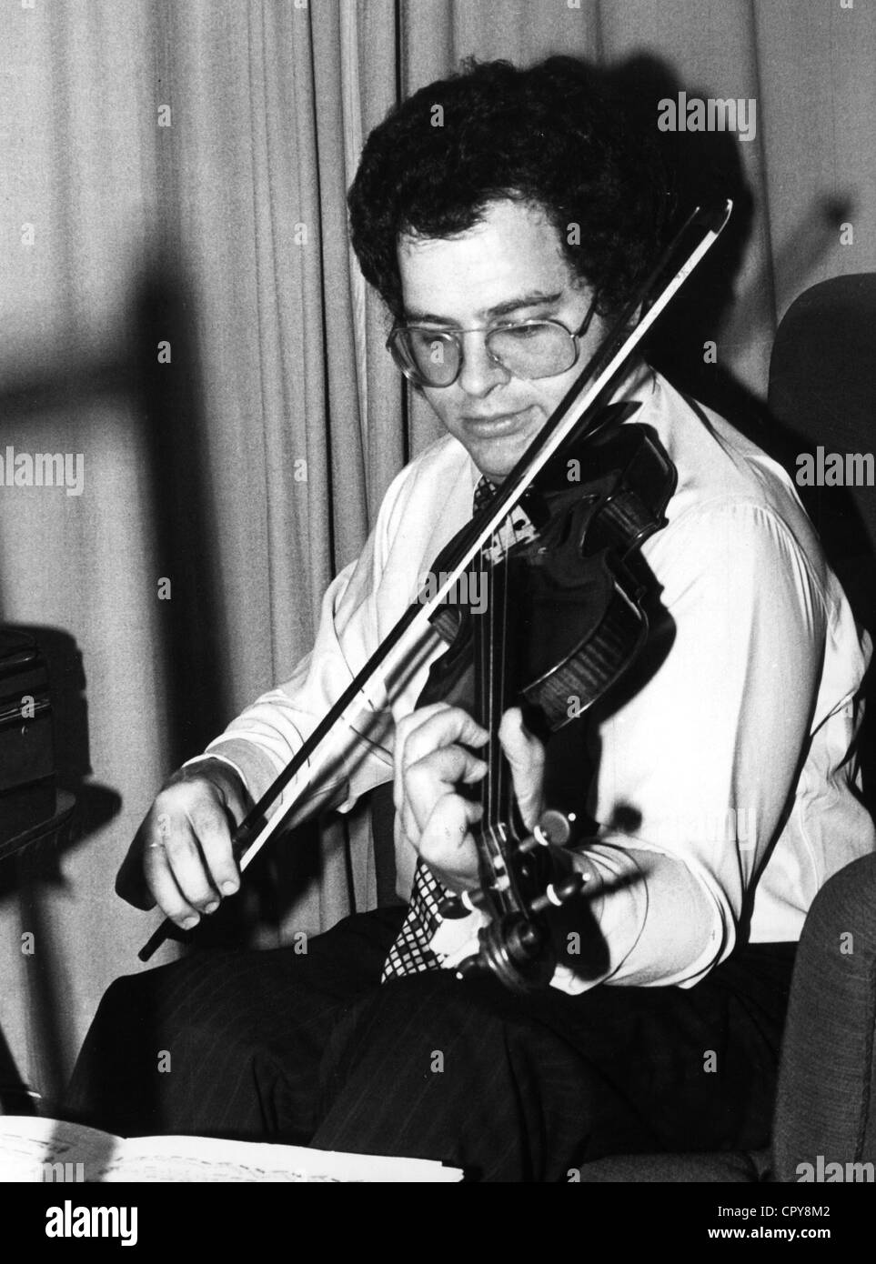 Perlmann, Itzhak, 31.1.1945, violoniste israélien, demi-longueur, violon  Photo Stock - Alamy