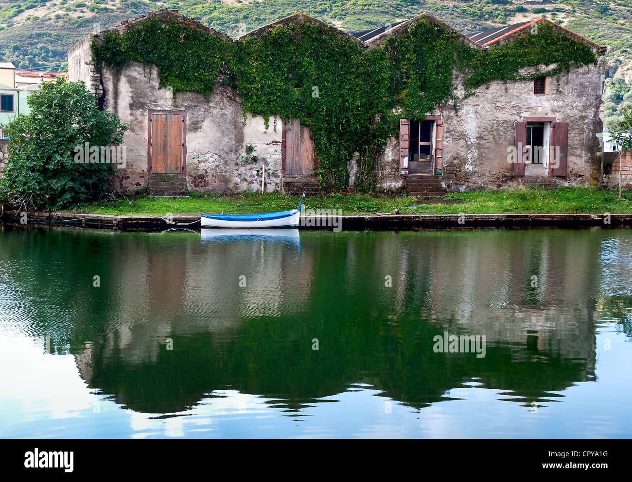 Maison et bateau sur la rivière, le fleuve Temo en Bosa en Sardaigne Banque D'Images