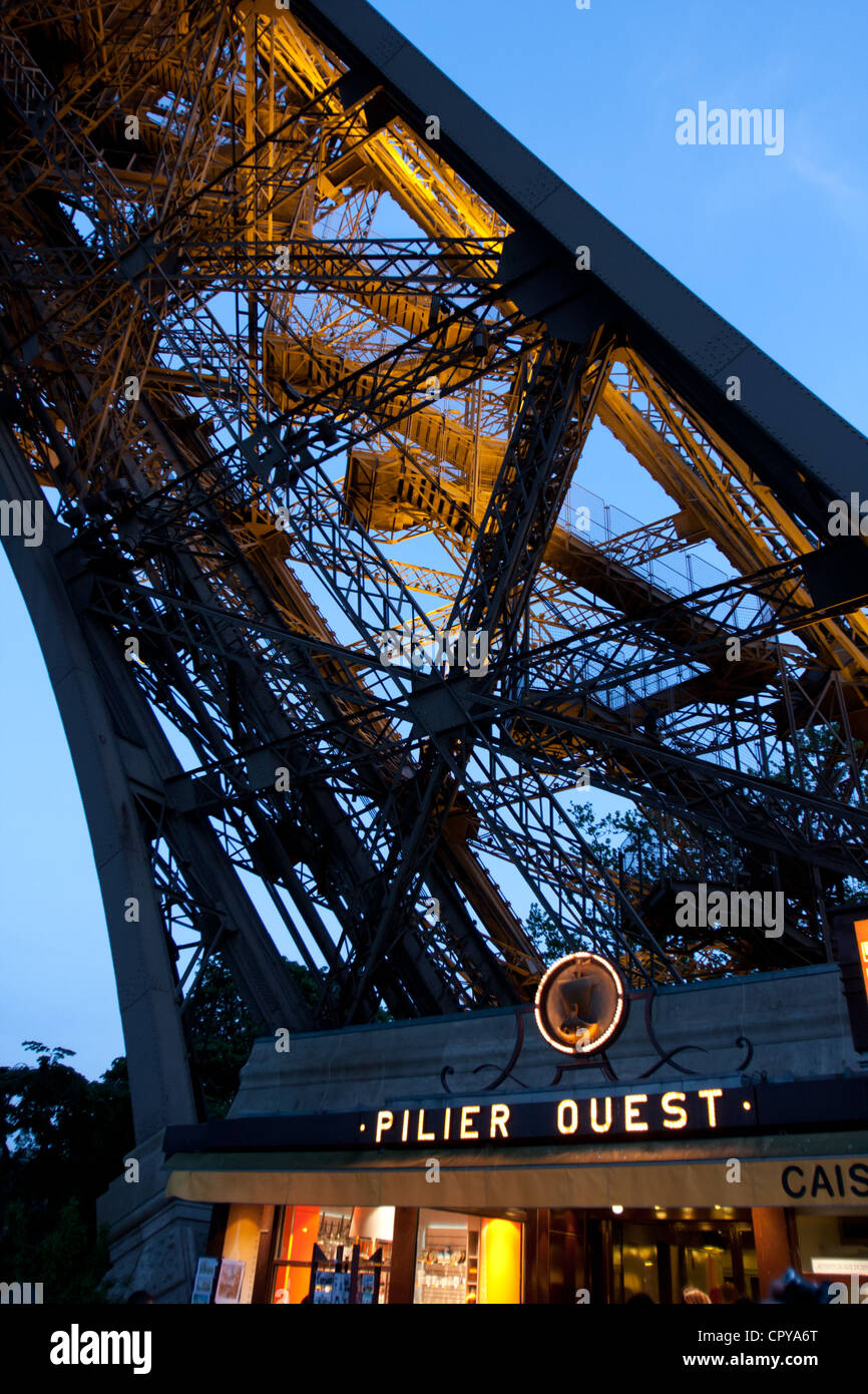 Le pilier Ouest de la Tour Eiffel tourné au crépuscule. Banque D'Images
