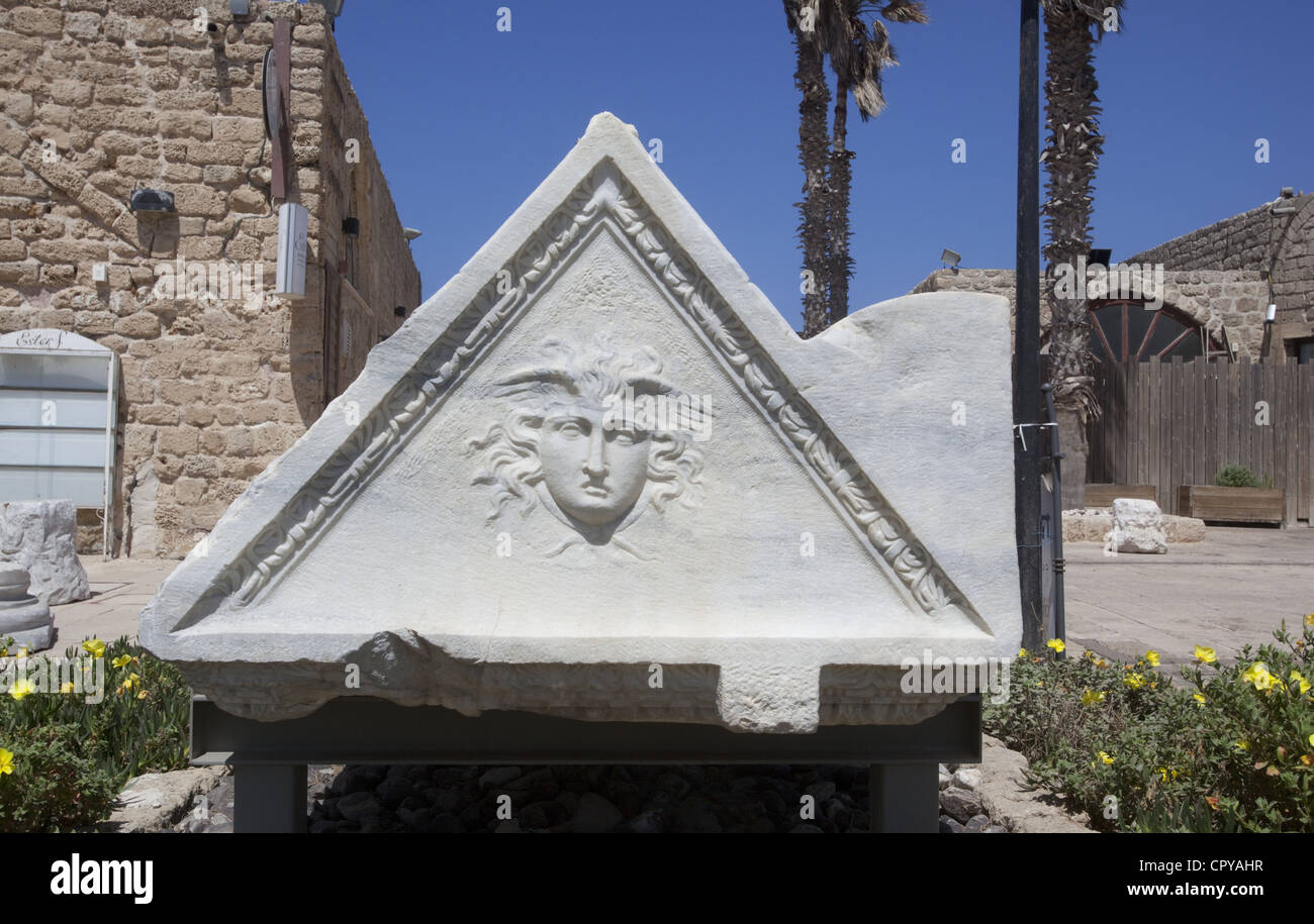 Un sarcophage en forme triangulaire avec le chef de la Gorgone créature mythologique à Césarée Maritima, Israël Banque D'Images