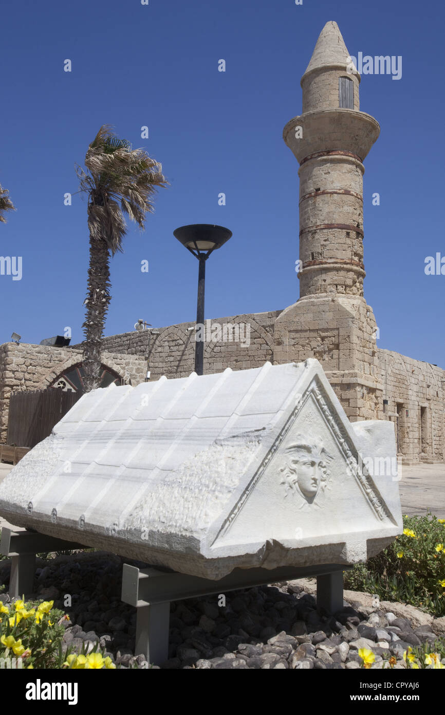 Un ancien sarcophage et le 19e siècle mosquée bosniaque à Césarée Maritima, Israël Banque D'Images