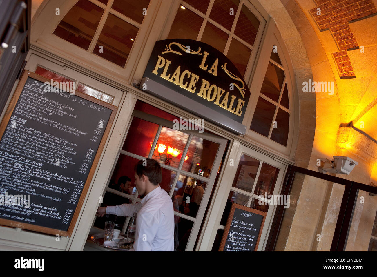 France, Paris, la Place des Vosges, La Place Royale Cafe sous les arcades Banque D'Images