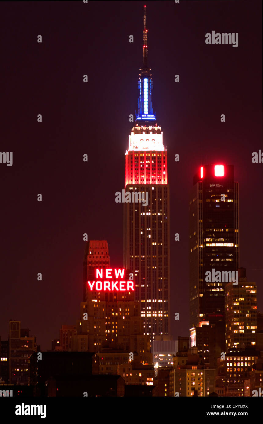 Vue de la nuit de l'Empire State Building et construction New Yorker Banque D'Images