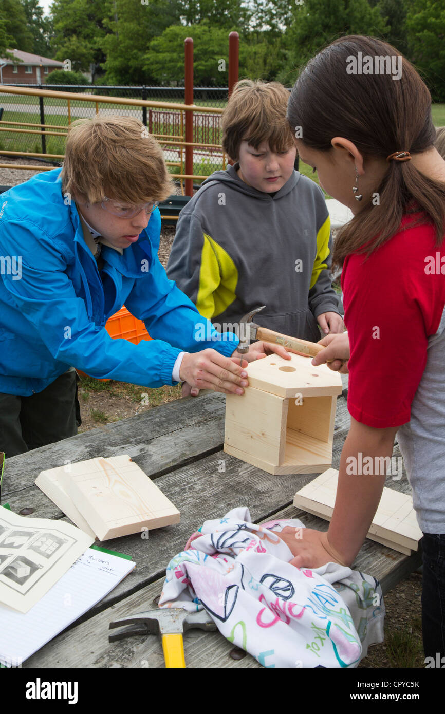 Les bénévoles construire maisons d'oiseaux à être distribué dans leur quartier dans le cadre d'un projet Scout Eagle de l'adolescent. Banque D'Images
