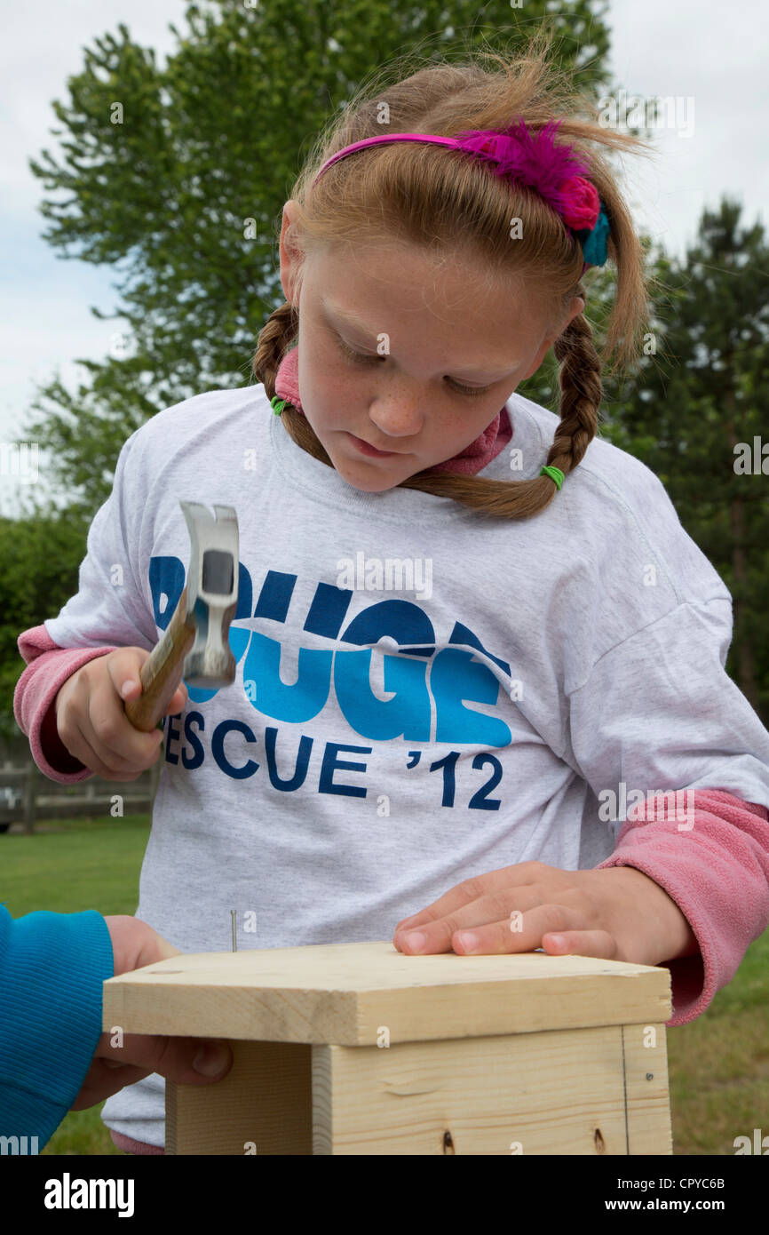 Les bénévoles construire maisons d'oiseaux à être distribué dans leur quartier dans le cadre d'un projet Scout Eagle de l'adolescent. Banque D'Images