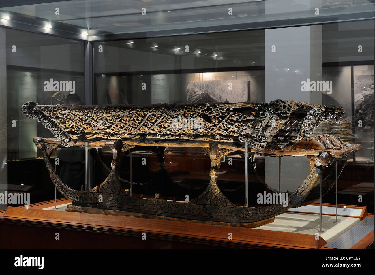 La Norvège, Oslo, Bigdoy, Bateaux Viking Museum, objets trouvés dans Oseberg tombe du 9ème siècle, traîneau Banque D'Images