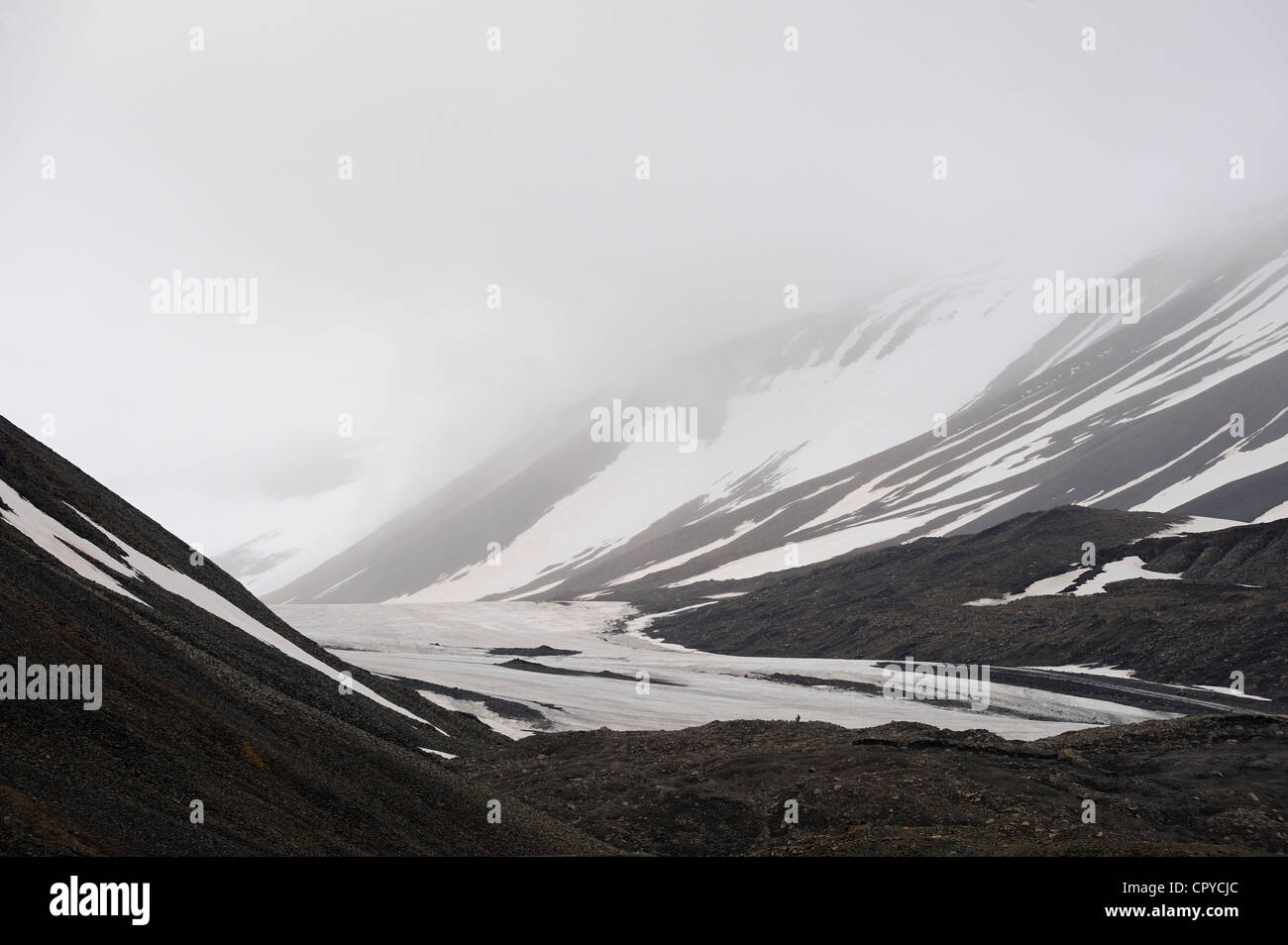 La Norvège, Svalbard (Spitzberg), glacier surplombant la ville de Longyearbyen Banque D'Images