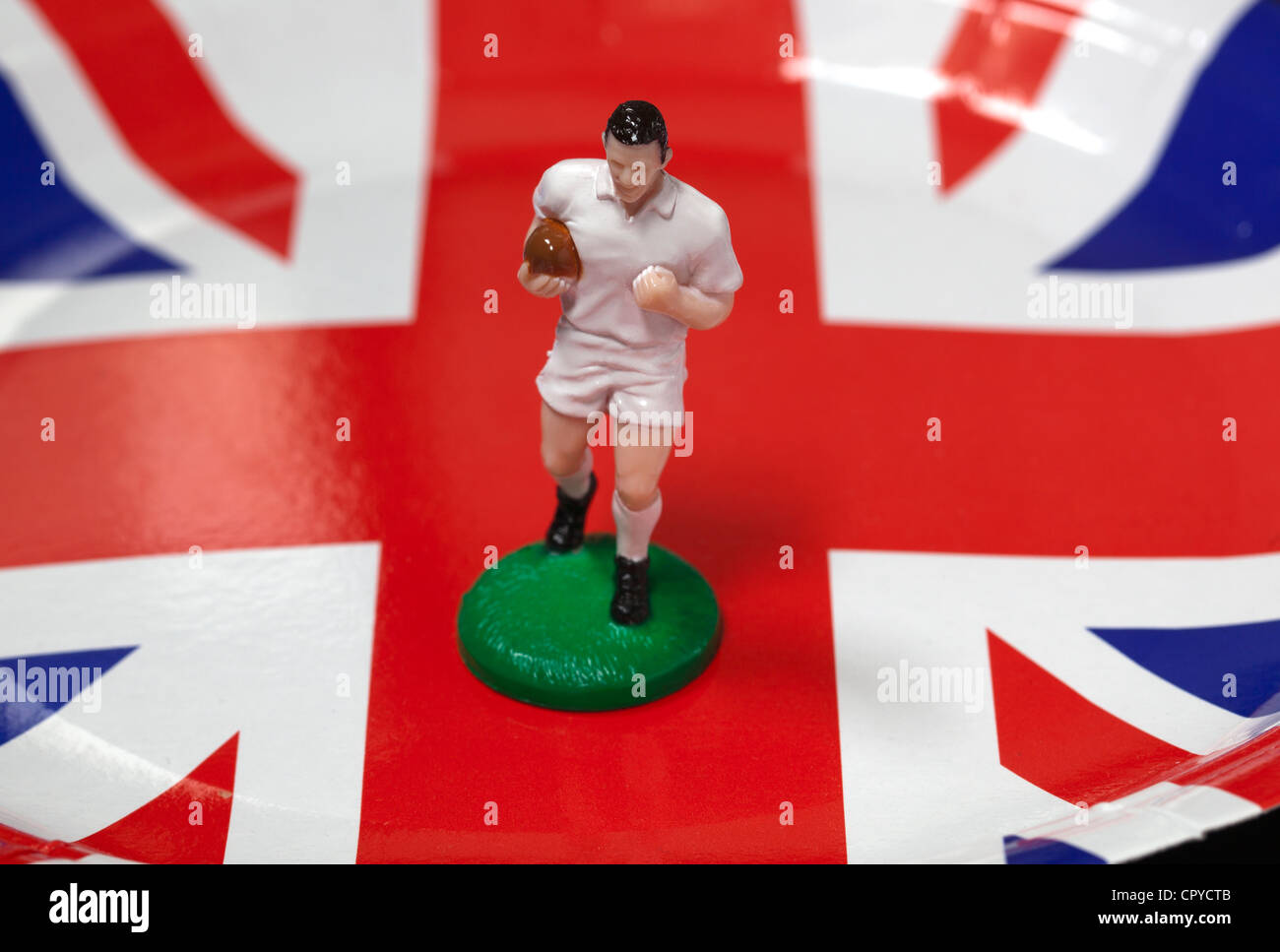 Joueur de Rugby modèle sur l'Union Jack à l'arrière-plan Banque D'Images