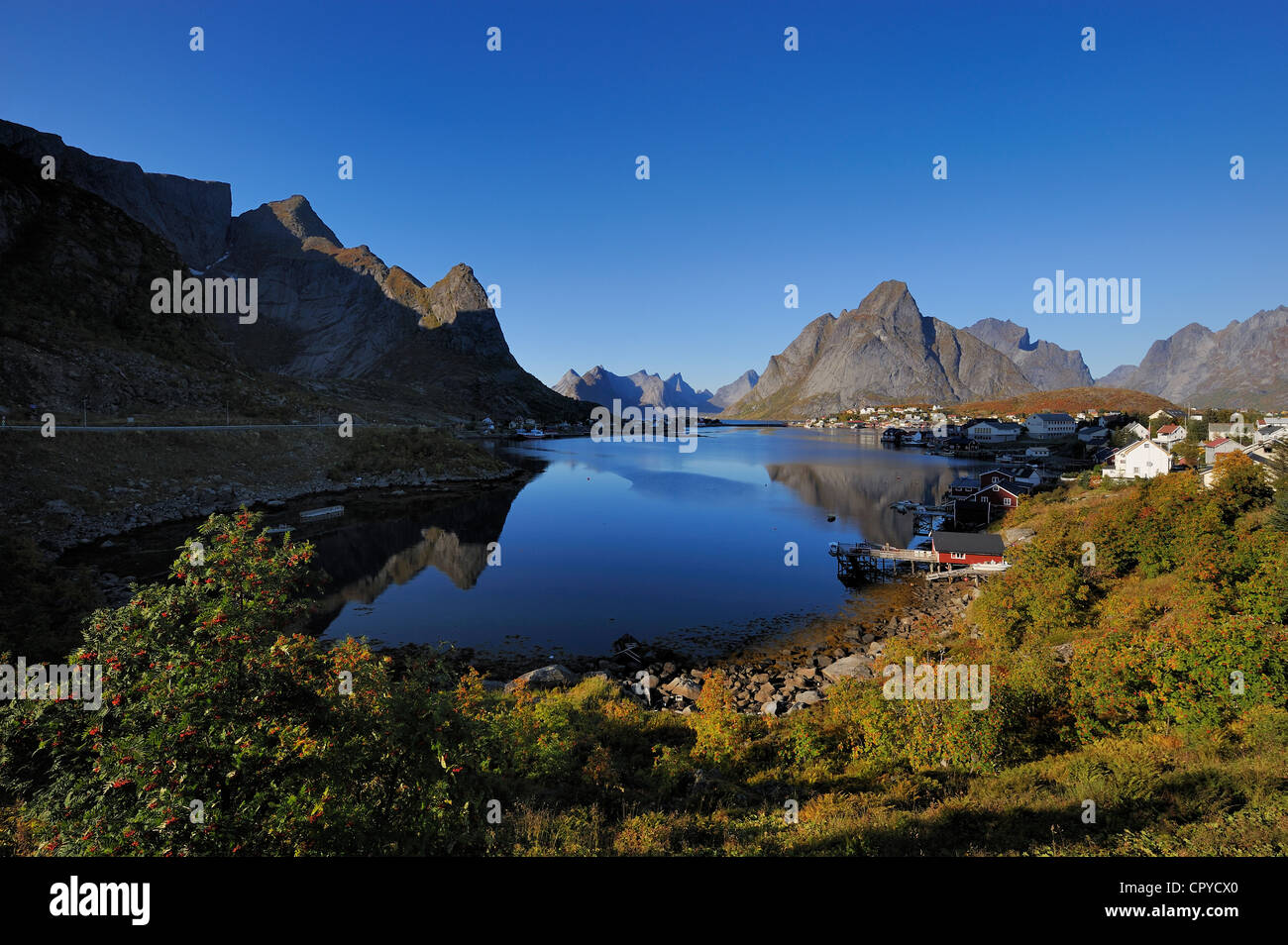 La Norvège, Nordland County, îles Lofoten, l'île de Moskenes, Reine village de pêcheurs Banque D'Images