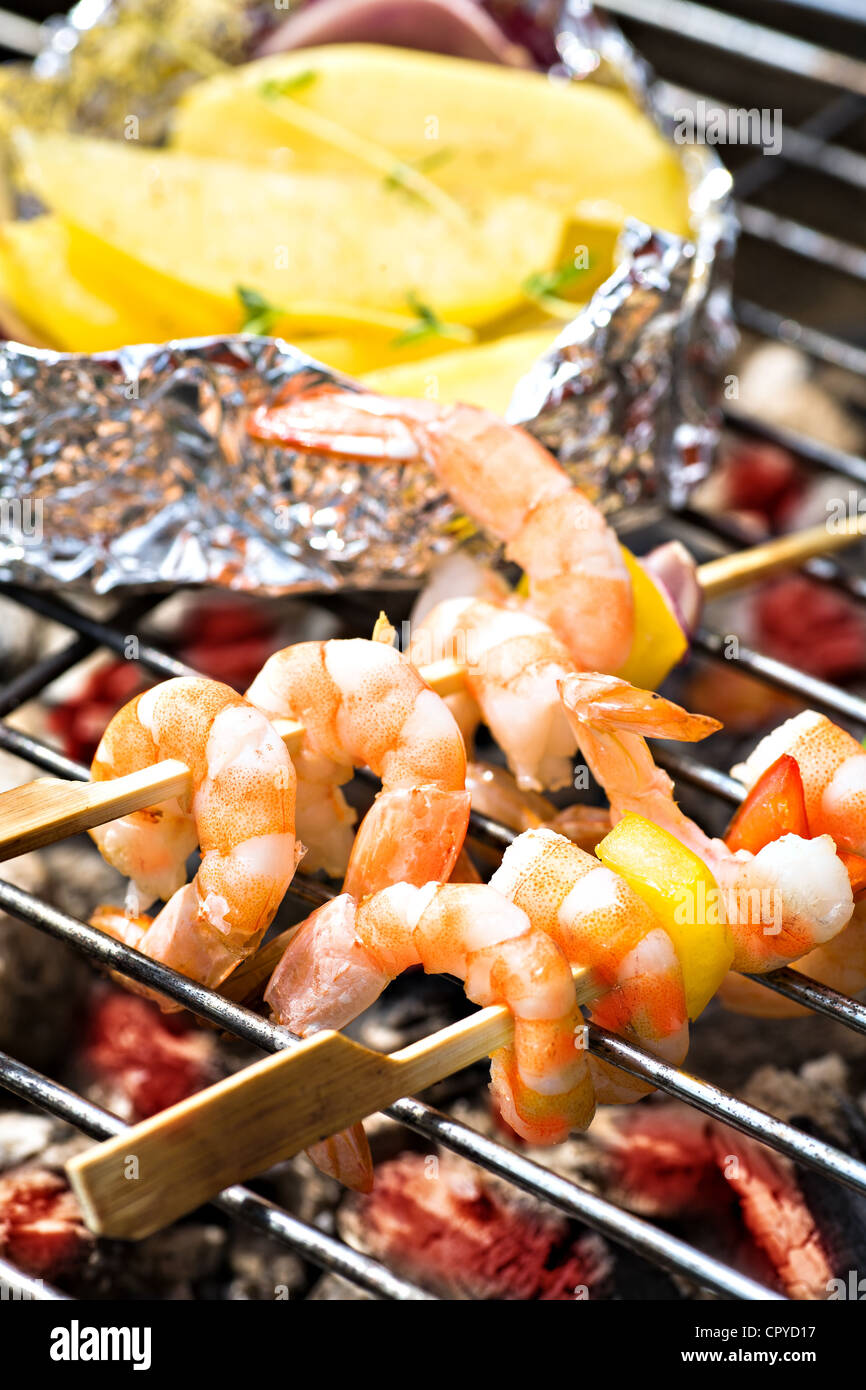 Près d'un arrêt de crevettes en brochette sur le barbecue Banque D'Images