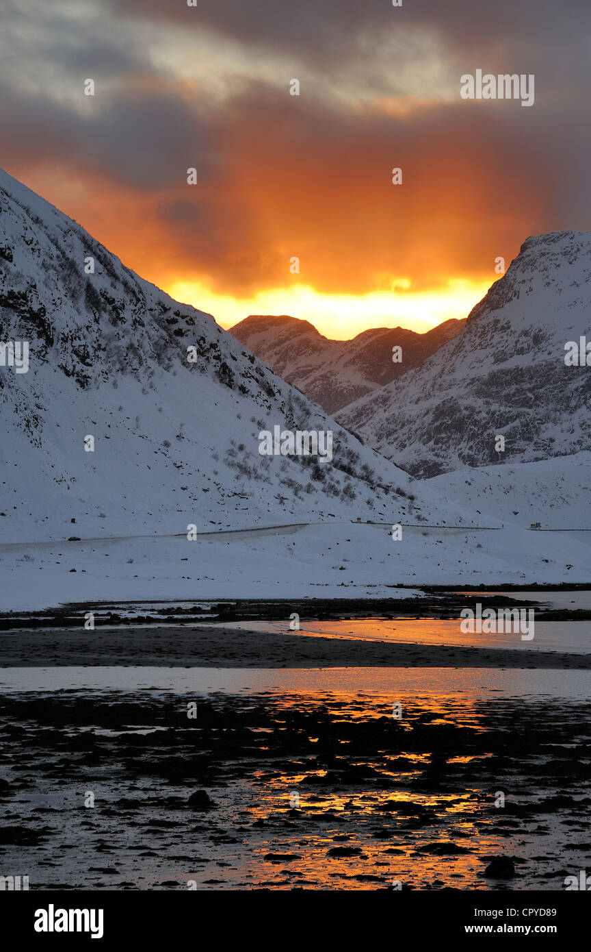 La Norvège, Nordland County, îles Lofoten, coucher de soleil sur les montagnes de l'île de Flakstad en hiver Banque D'Images