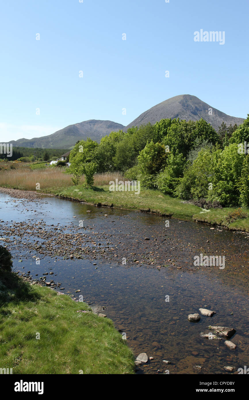 Beinn dearg mhor beinn na caillich et avec la rivière broadford Isle of Skye ecosse juin 2012 Banque D'Images