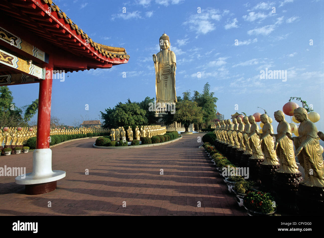 Dashu District Kaohsiung Taiwan Fo Guang Shan monastère bouddhiste du Grand Bouddha 40 m de haut et entouré de 480 statues de Bouddha Banque D'Images