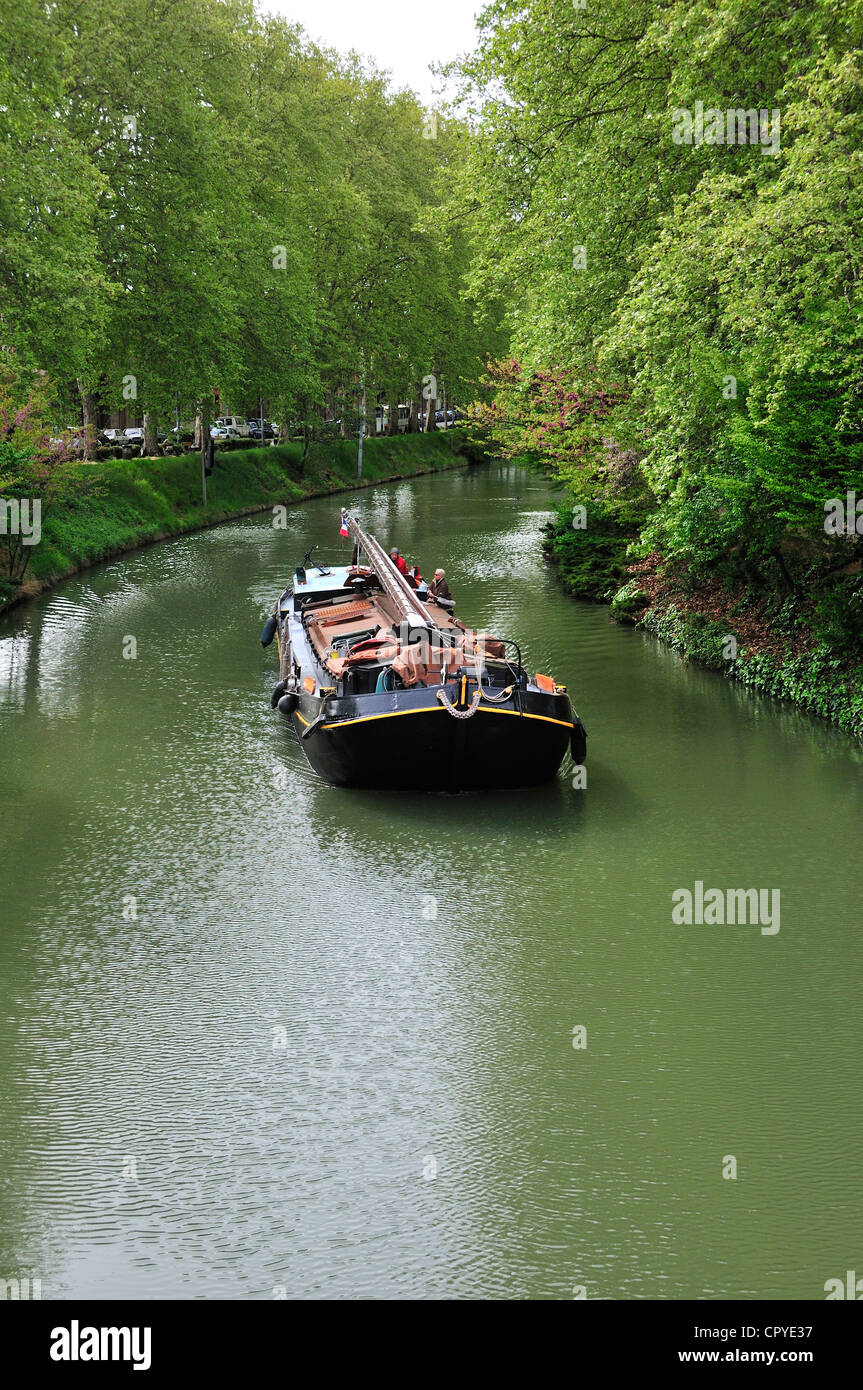 La Barge hollandaise va passer sous un pont près de la Gare Matabiau le long du Canal du midi, Toulouse, France, Europe Banque D'Images