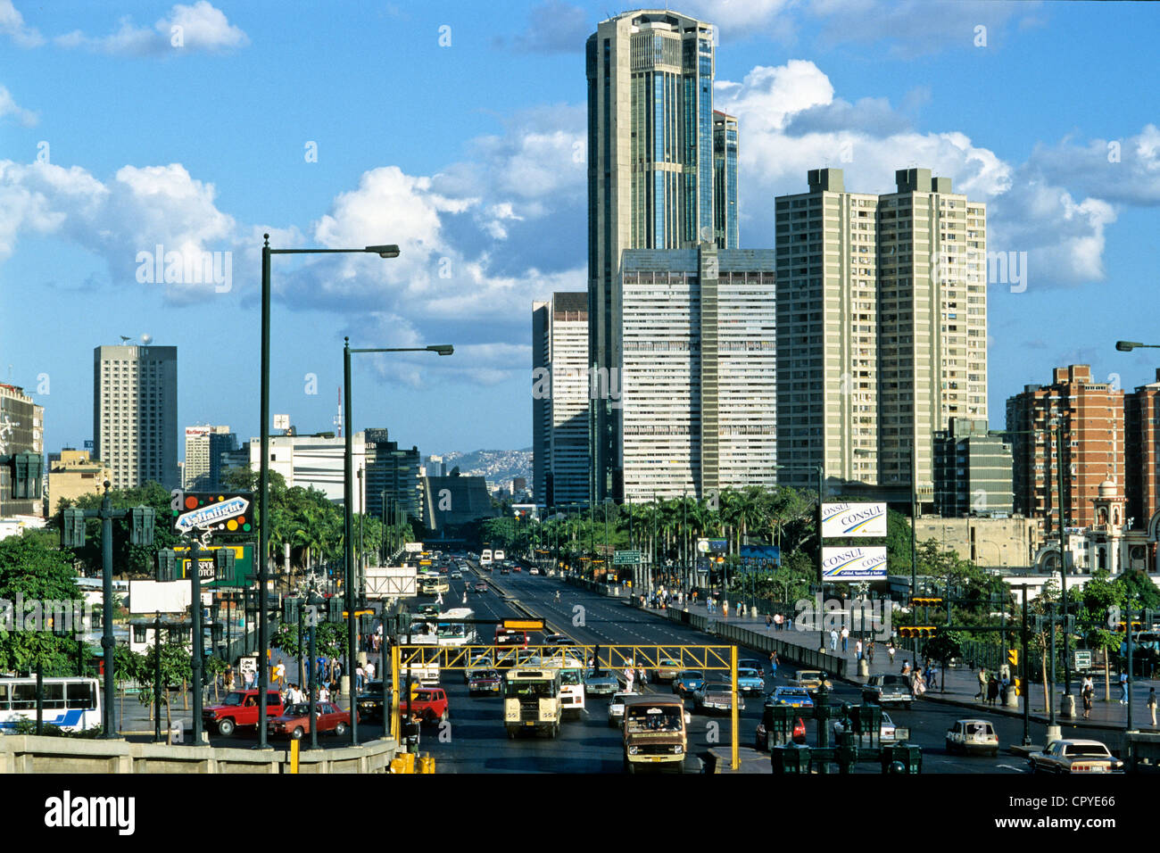 Venezuela, Caracas, Avenida Bolivar, le trafic routier dans le centre-ville Banque D'Images