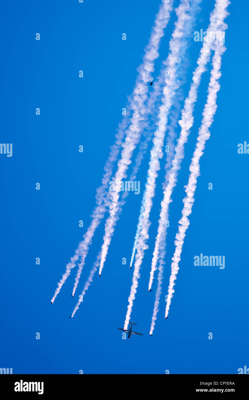 L'équipe de parachutistes en chute libre de Faucons RAF prenant part à l'affichage de l'air à la base aérienne de la RAF Brize Norton, Royaume-Uni Banque D'Images