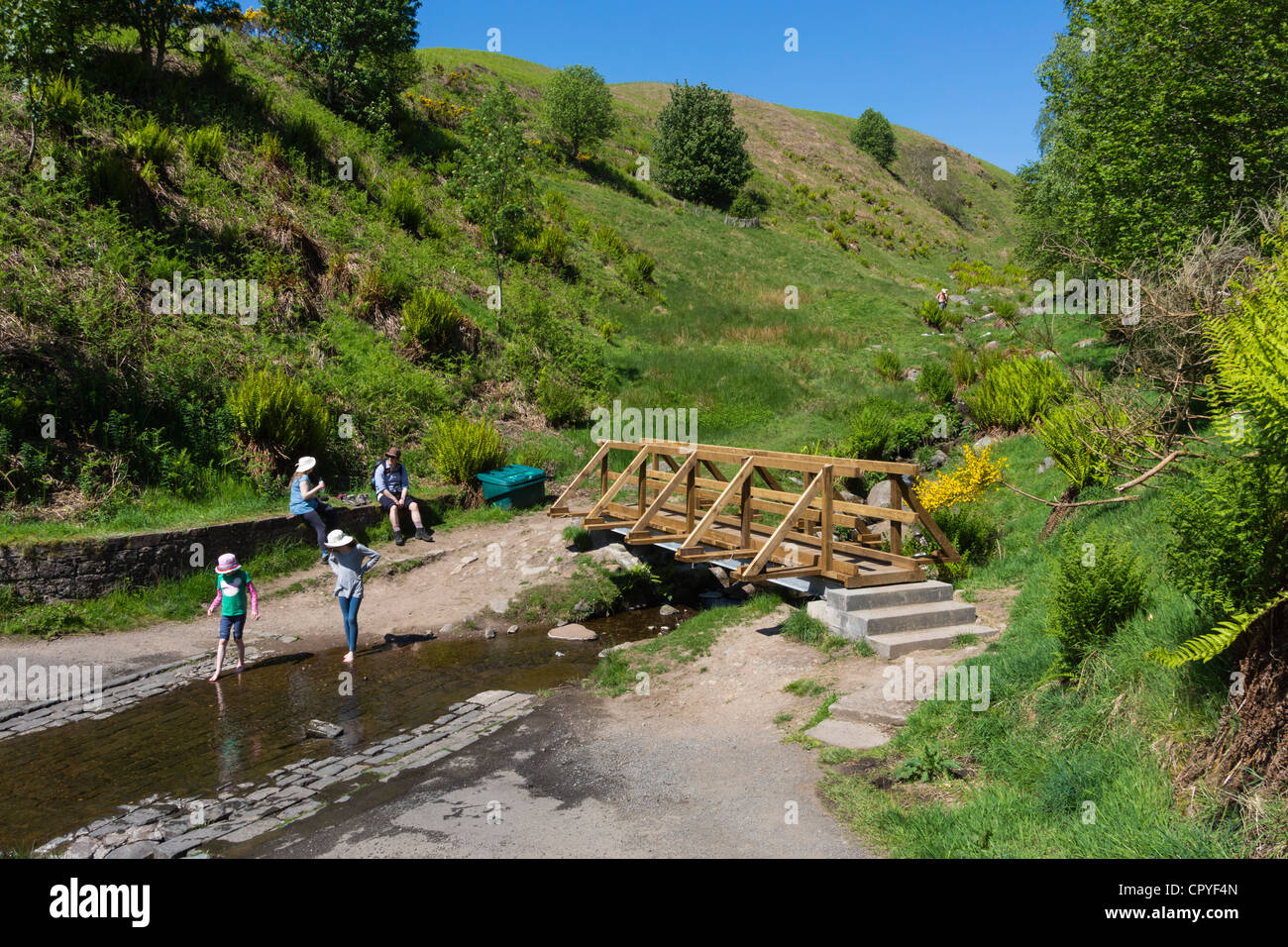 La Ford sur la brûlure des soins, Dollar Glen, Clackmannanshire, Ecosse - passerelle et les enfants qui jouent Banque D'Images