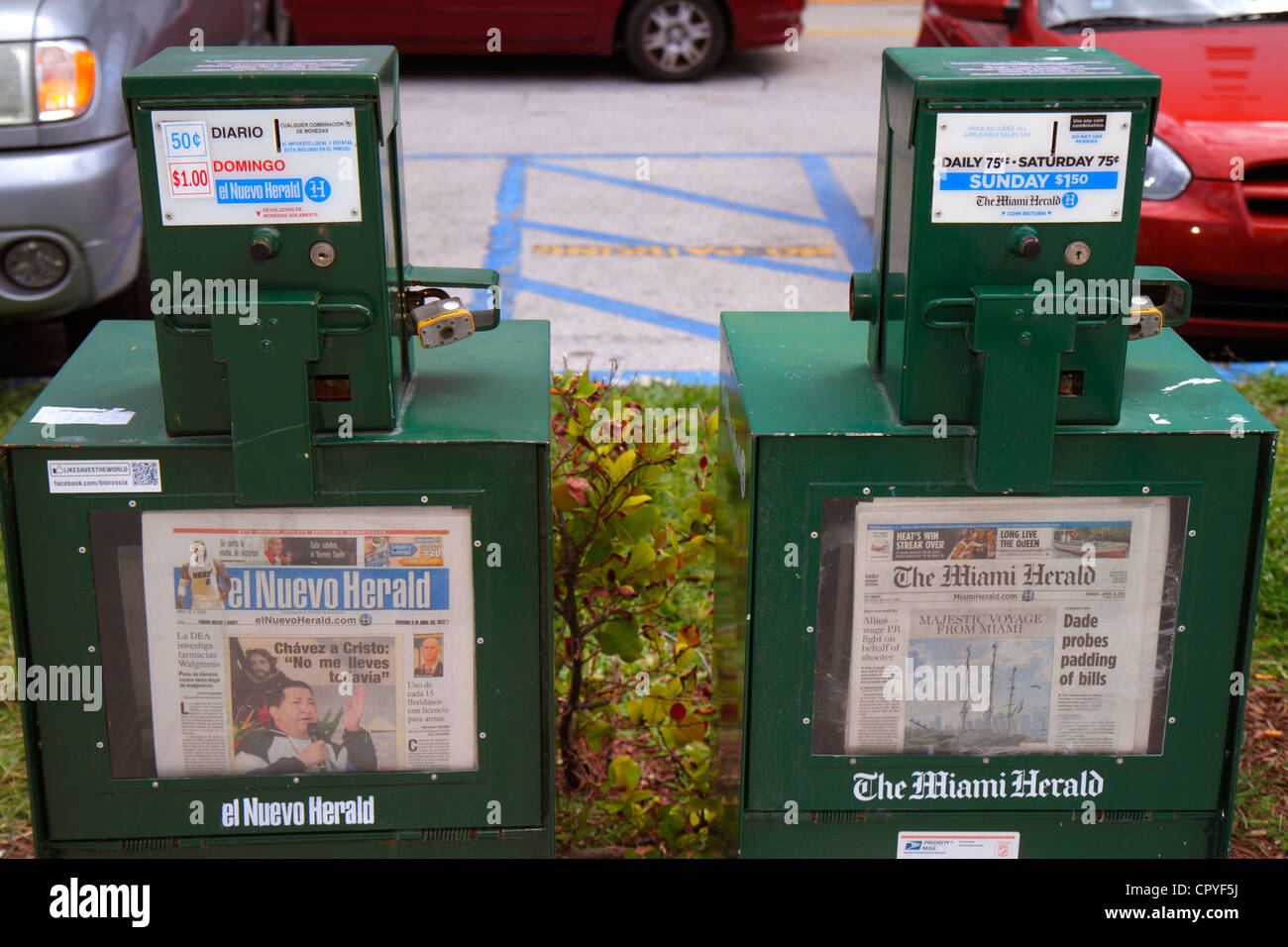Miami Beach Florida, journal, distributeur, Miami Herald, el Nuevo Herald, espagnol, anglais, langue, bilingue, vente de cas d'exposition, différentes rp Banque D'Images