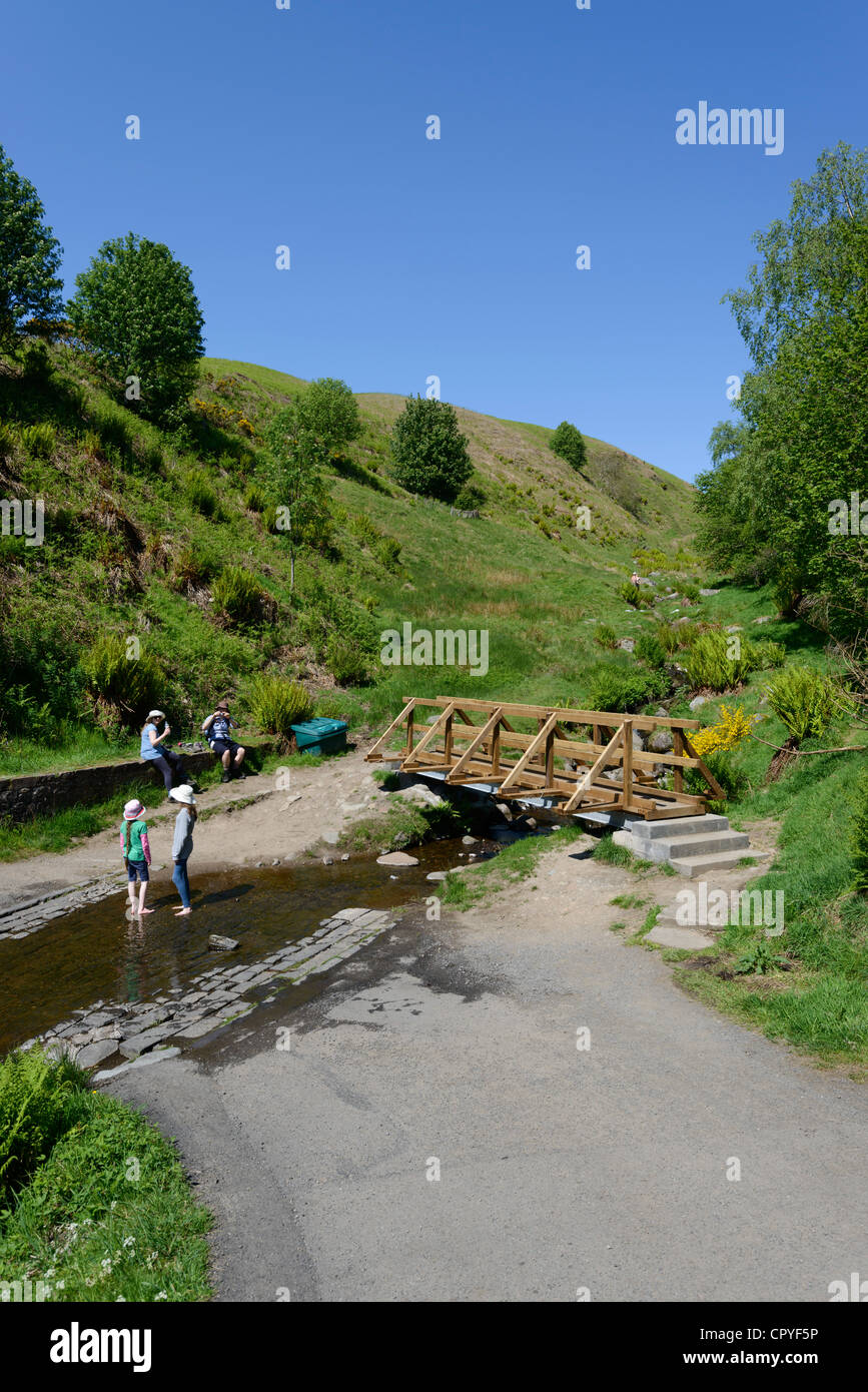 La Ford sur la brûlure des soins, Dollar Glen, Clackmannanshire, Ecosse - passerelle et les enfants qui jouent Banque D'Images