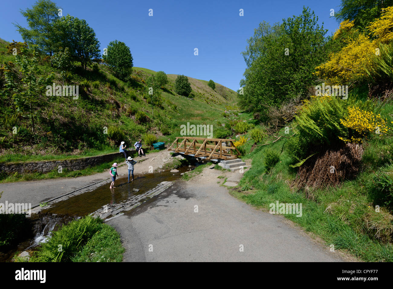 La Ford sur la brûlure des soins, Dollar Glen, Clackmannanshire, Ecosse - passerelle et les enfants qui jouent Banque D'Images