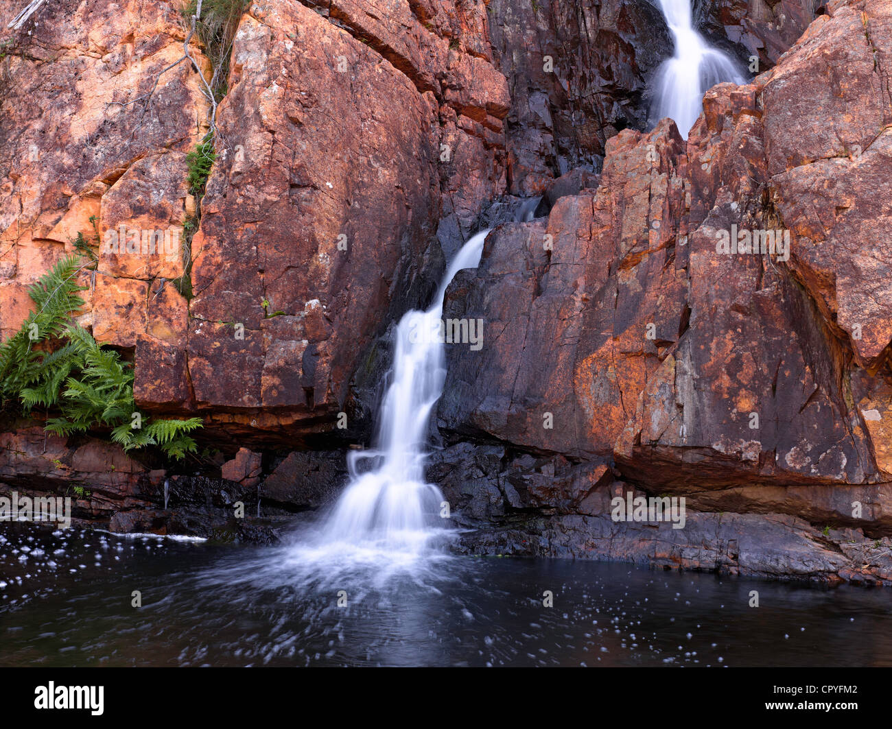 Blurred motion d'eau sur les rochers, dans les Grampians Victoria, Australie Banque D'Images