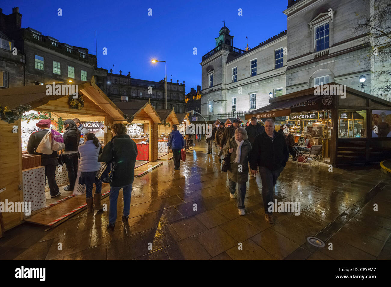 Edimbourg, Ecosse - saison de Noël, en début de soirée dans la ville. Marché de Noël à St James's Shopping Centre. Banque D'Images