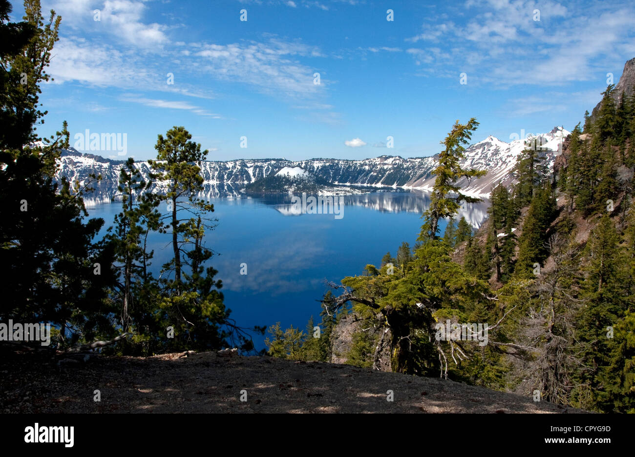 Une vue panoramique de Crater Lake, Oregon, USA (7e plus profond lac du monde) avec le nuage réflexions sur le lac. Prise en juin. Banque D'Images