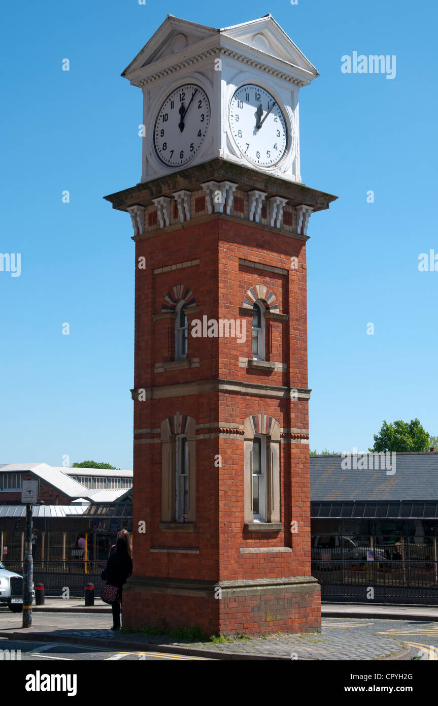 Vieille Tour de l'horloge (grade 2), Station Approche, Altrincham, Cheshire, England, UK Banque D'Images
