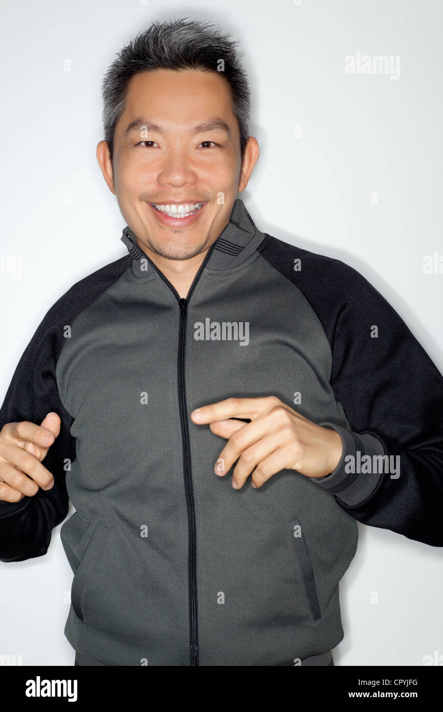 Moitié du corps, portrait of asian man in black Jacket sauter joyeusement avec un grand sourire avec un fond blanc. Banque D'Images