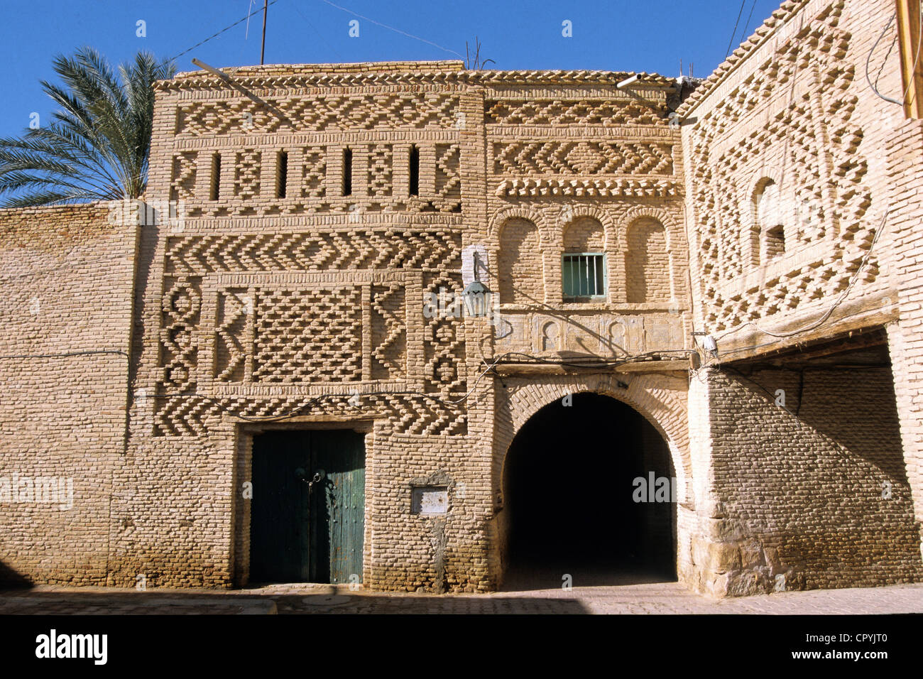 La Tunisie, le Gouvernorat de Tozeur, Tozeur, la médina, les briques maisons décorées de motifs géométriques de juxtapositions Banque D'Images