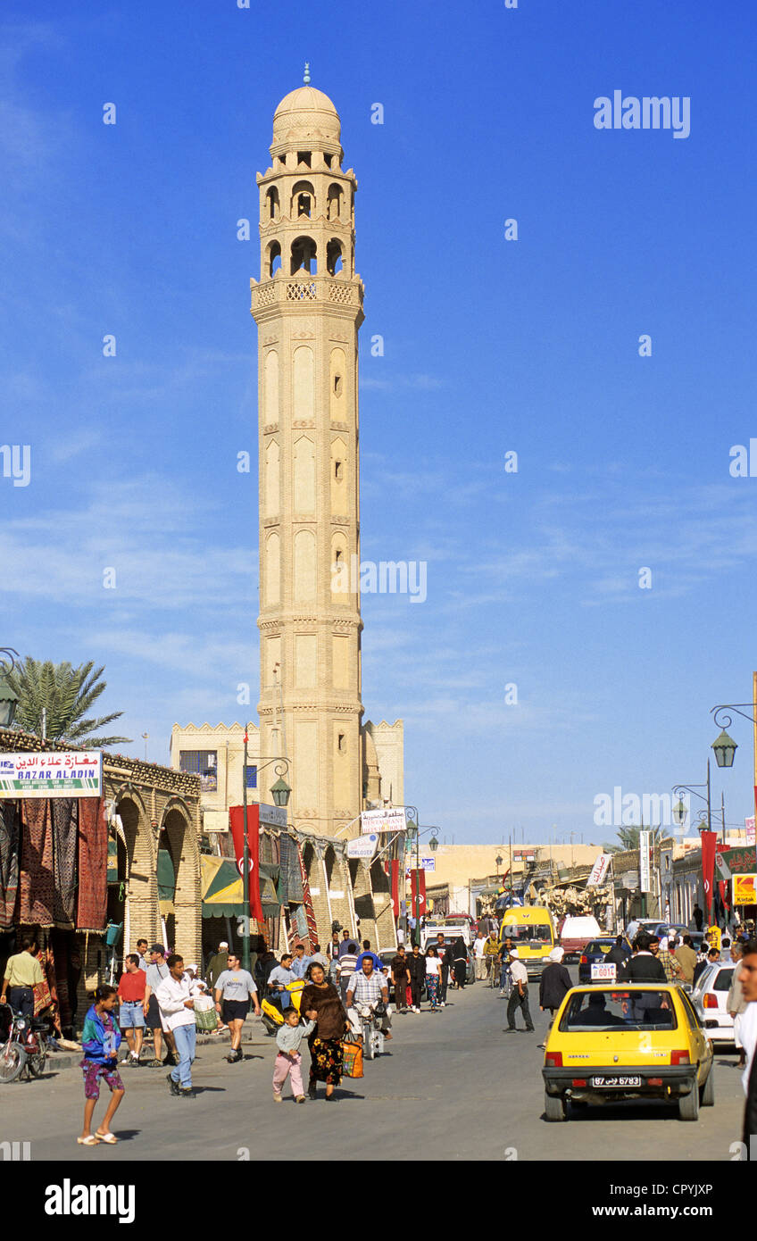 La Tunisie, le Gouvernorat de Tozeur, Tozeur, la Médina, l'Avenue Bourguiba, l'artère centrale et minaret de la vieille ville Banque D'Images