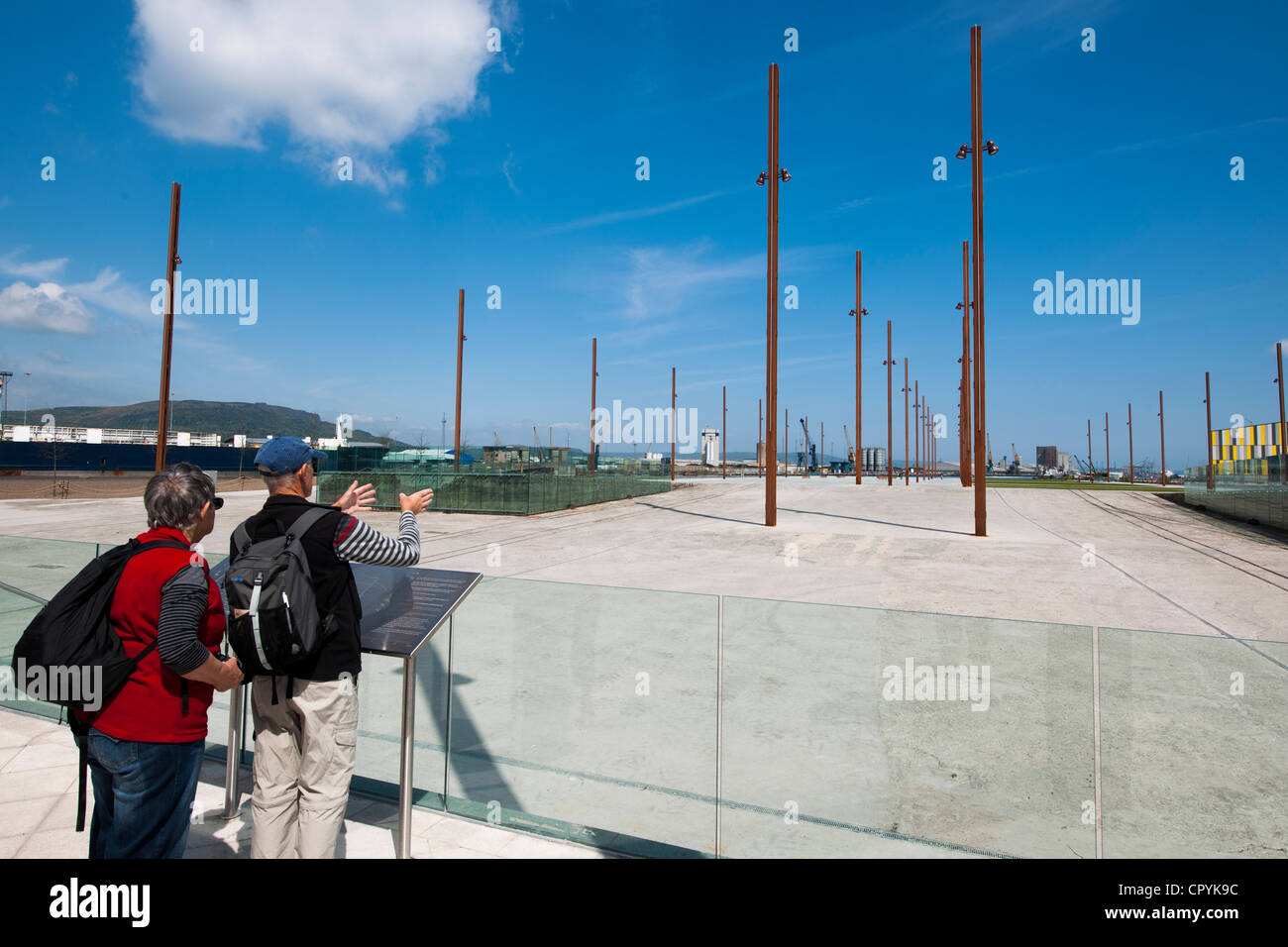 Les touristes à la recherche à la cale sèche sur laquelle Titanic et Olympic ont été construites, à Belfast en Irlande du Nord Banque D'Images