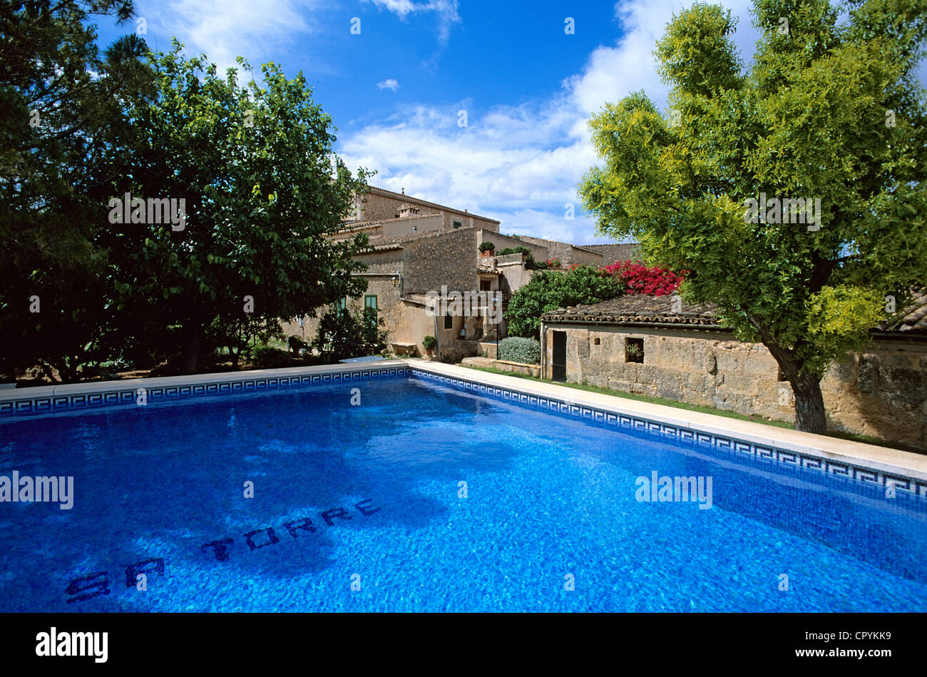 L'Espagne, Îles Baléares, Majorque, Santa Eugenia, Finca Torre's lettres dans l'une des deux piscines de l'dans le jardin Banque D'Images