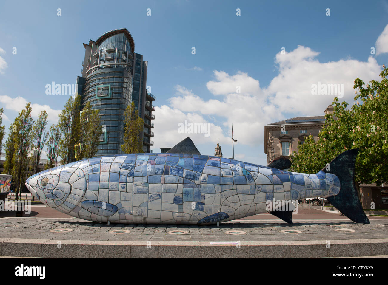 Le gros poisson et la construction de bateaux à Lagan Weir, Belfast, Irlande du Nord Banque D'Images
