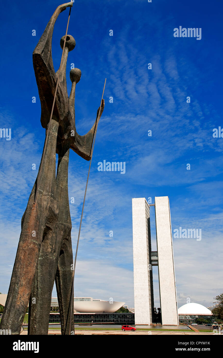 Brésil Brasilia inscrite au Patrimoine Mondial de l'UNESCO trois puissances square avec la sculpture de Bruno Giorgi intitulé Os Candangos Banque D'Images