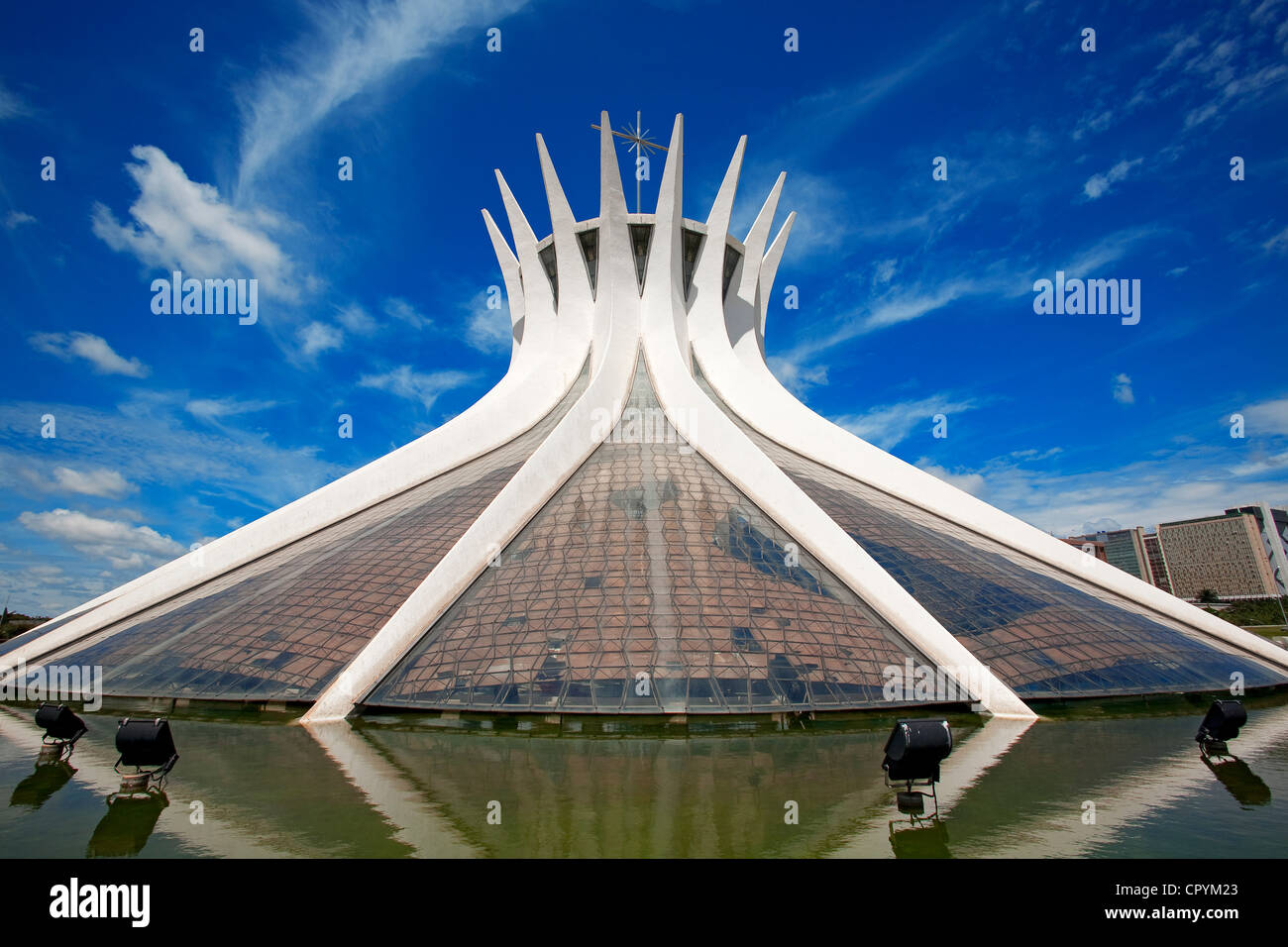 Brésil Brasilia inscrite au Patrimoine Mondial de l'UNESCO Metropolitana Nossa Senhora Aparecida cathédrale par l'architecte Oscar Niemeyer Banque D'Images
