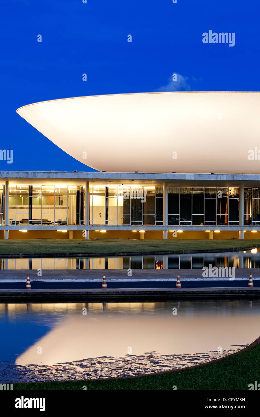 Brésil, Brasilia, inscrite au Patrimoine Mondial de l'UNESCO, avec le Congrès National de la maison du parlement par l'architecte Oscar Niemeyer Banque D'Images